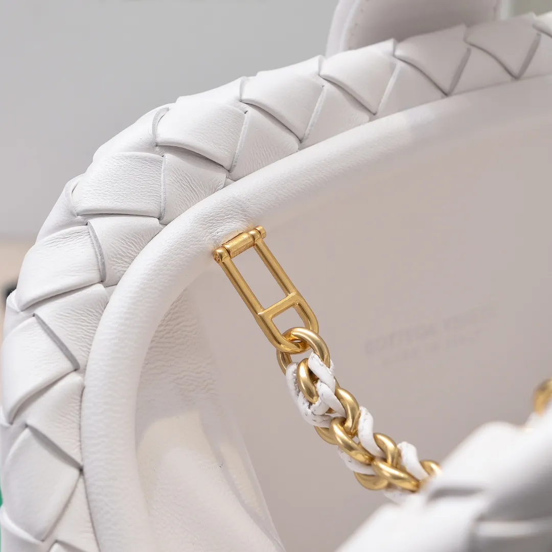 Batch 2260 Bitters Venetia 2024 summer series brings Lauren 1980 handbags back to the public eye. The design of the bag is inspired by ancient Roman architecture. It uses the brand's iconic Intrecciato lambskin woven bag body with a hard frame. No logo can be seen on the whole bag. It is equipped with a leather woven metal chain. When using it as a clutch, just put the chain directly in the bag ~ showing an elegant and timeless style. Decades later, when Lauren Hutton once again walked on the Bottega Venetia spring and summer show with this bag, the charm of the year still remains intact despite the passage of time. Size: 31.5*16.5*11 Style No.: 5807